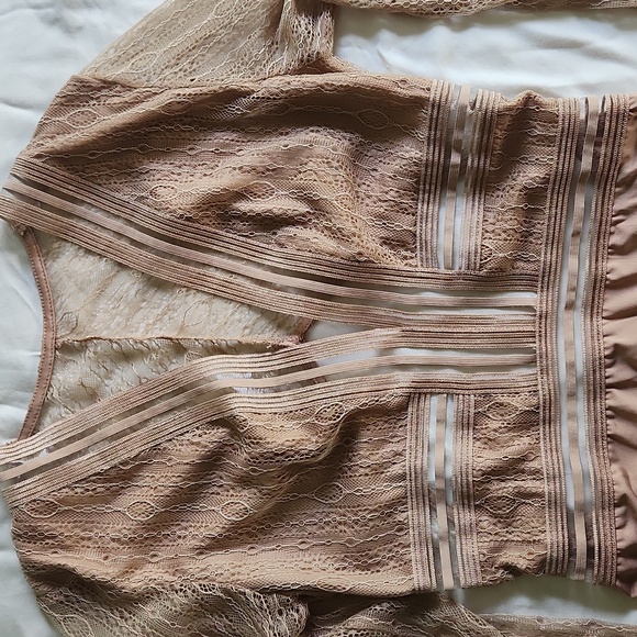 New With No Tags- SEXY Lulu's Tan Lace Bodysuit M - Picture 3 of 8